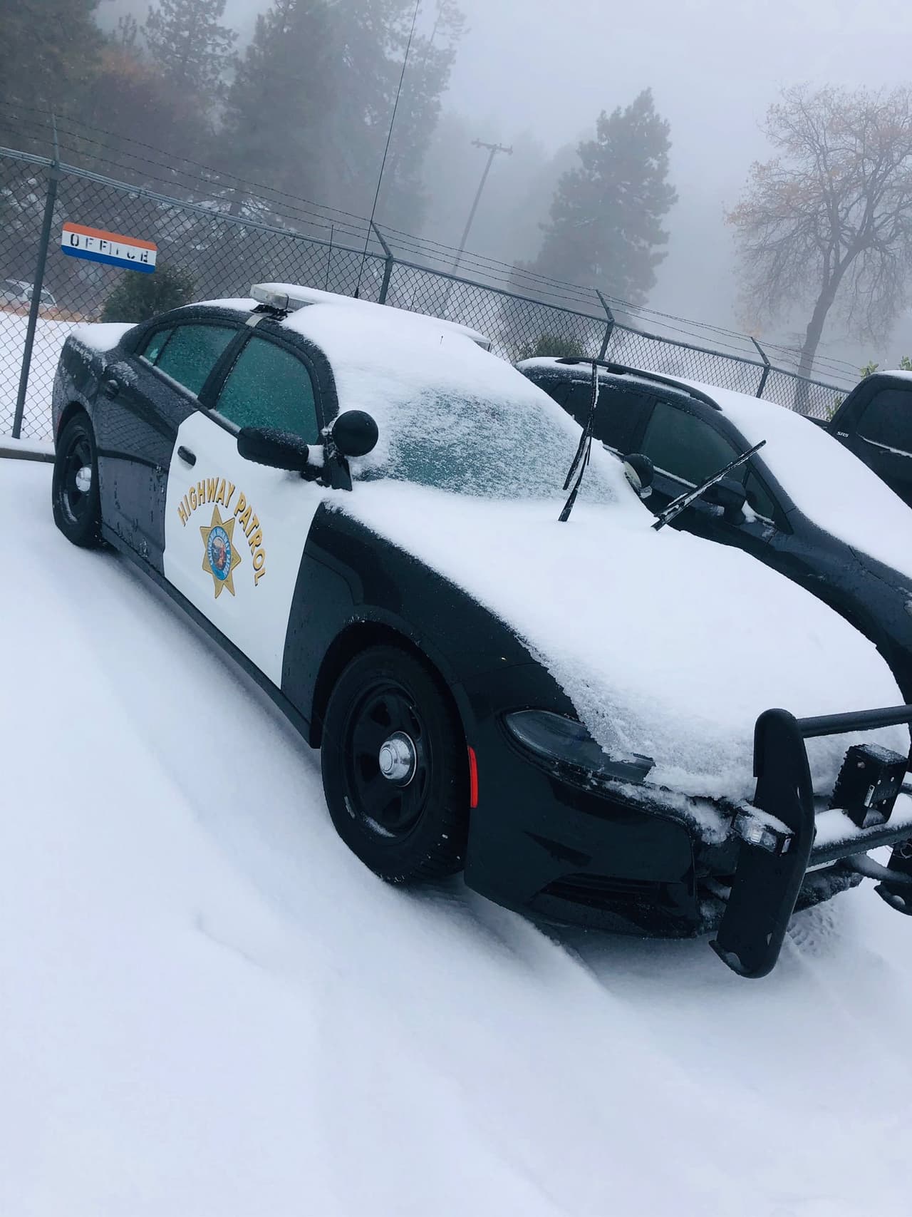 La Patrulla de Caminos de Lake Arrowhead también reportó la nevada y al mismo tiempo alertó a los conductores sobre las previsiones de seguridad para los viales en carretera.