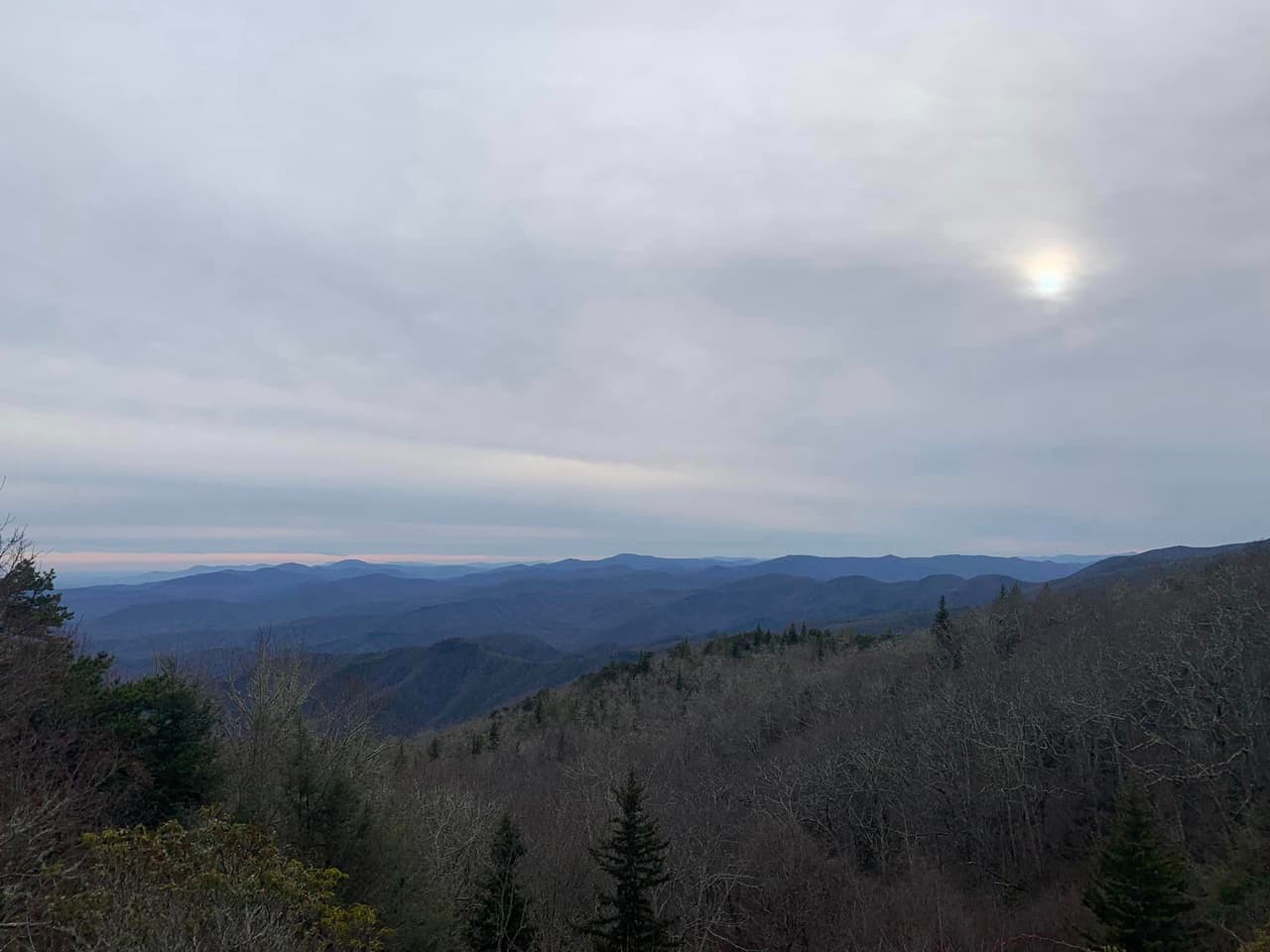 <b>Mount Mitchell</b>. El pico más alto al este del Mississippi está abierto todo el año (si el clima lo permite). En los días de nieve, aún puedes atravesar la pasarela y maravillarte con el paisaje congelado, a veces cubierto de nieve, desde el mirador. Si el cielo está despejado, las vistas desde arriba son insuperables.
<br>
<br>
<b><a href="https://goo.gl/maps/5ZsvXY3TDDUjpN9FA">Cómo llegar</a></b>
