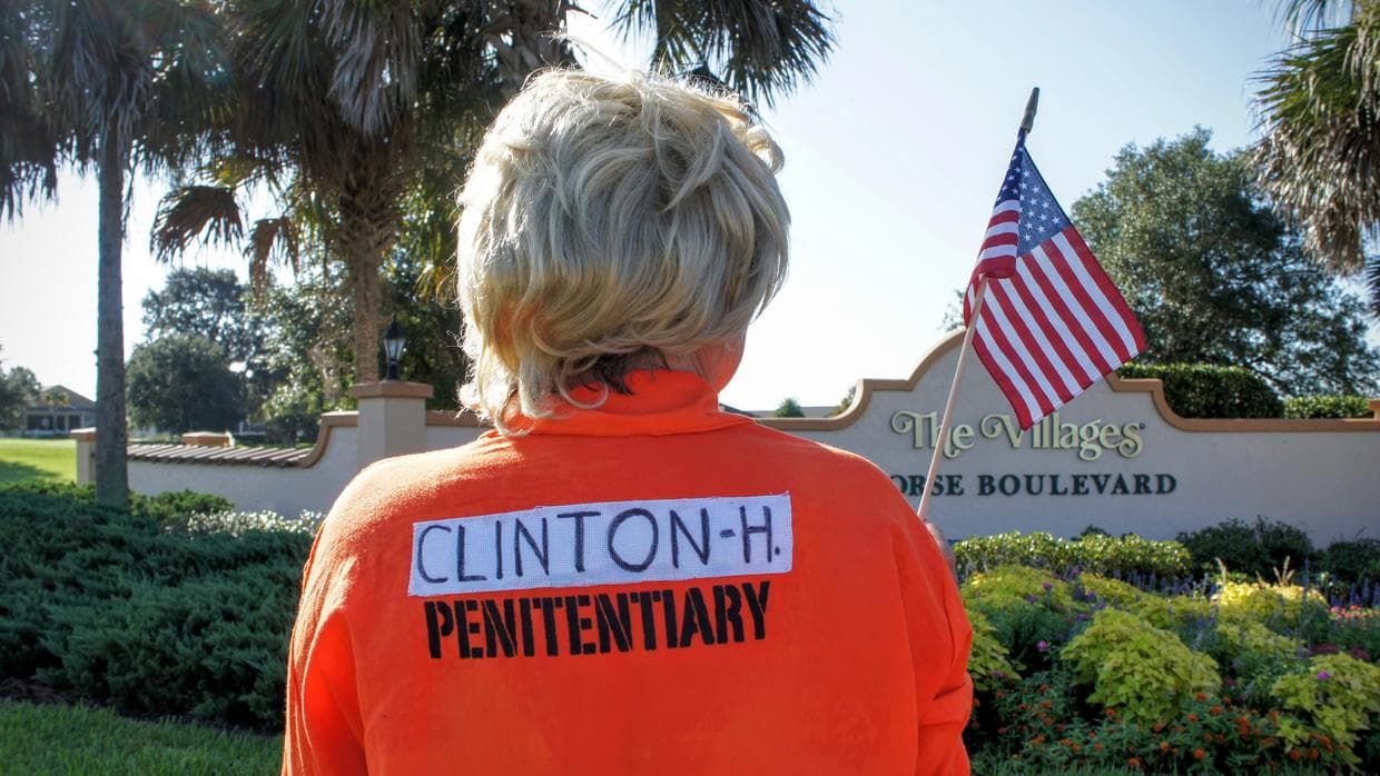 Un seguidor de Trump se disfraza como Hillary Clinton en prisión.
