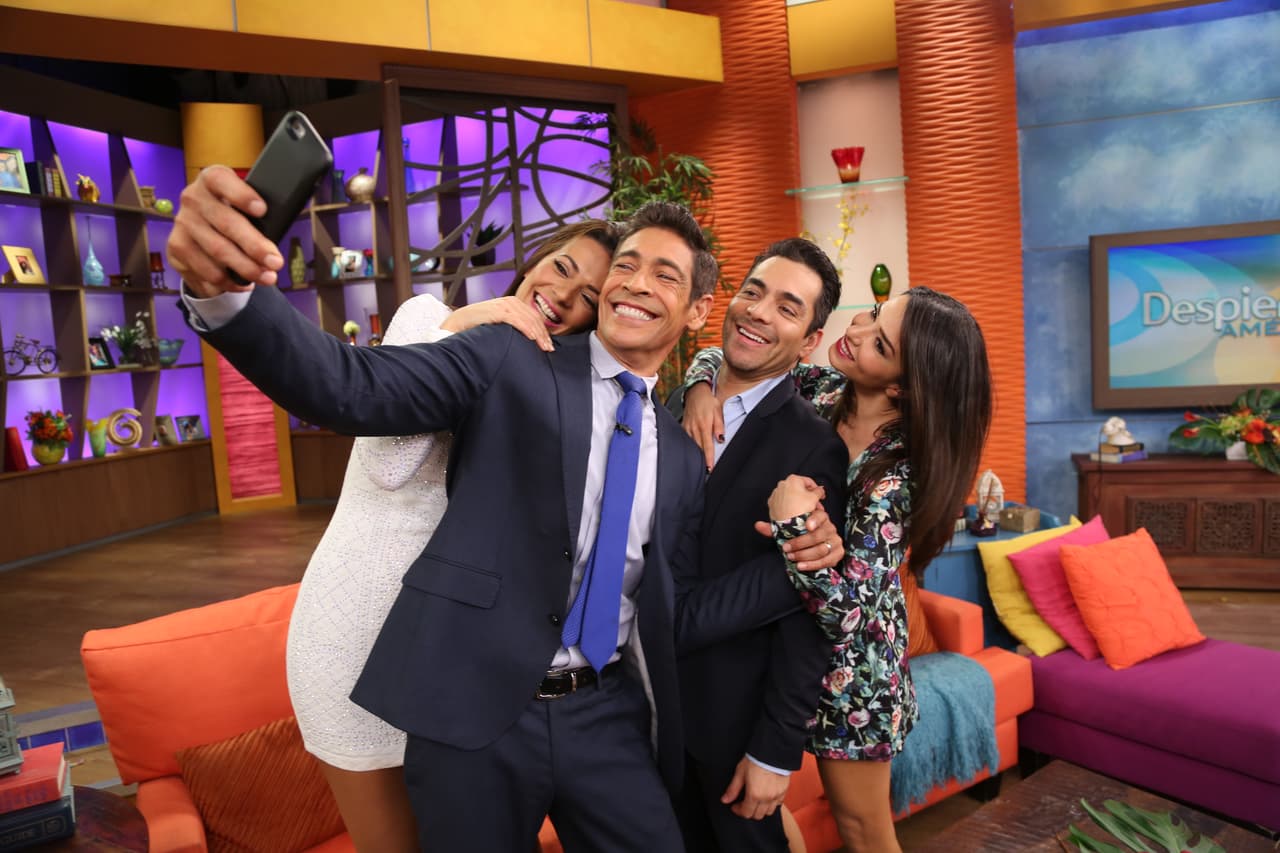 ¡Los cachamos! Johnny tomándose una 'selfie' con el trío de 'Sabadazo'.