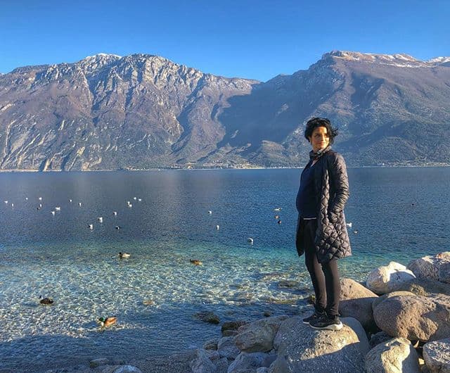 Con un vista espectacular en Limone Sul Garda, Aislinn muestra ya lo avanzado que esta su embarazo a casi 7 meses de gestación.