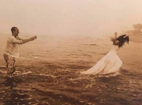 La conductora confesó al programa 'Vidas Paralelas' que sus padres no veían con buenos ojos a Erik y que no estaban muy de acuerdo con que él fuera su esposo: "Sabía que estaba con alguien que para mí era el correcto, pero que para mis papás tal vez no en ese momento, y demostrarles que no me equivoqué ha sido increíble", dijo la también actriz.