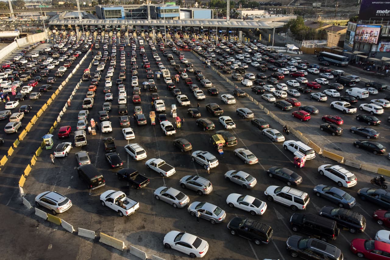 Lo golpearon cruzando en auto hacia EEUU y él dice que huía de policías mexicanos corruptos