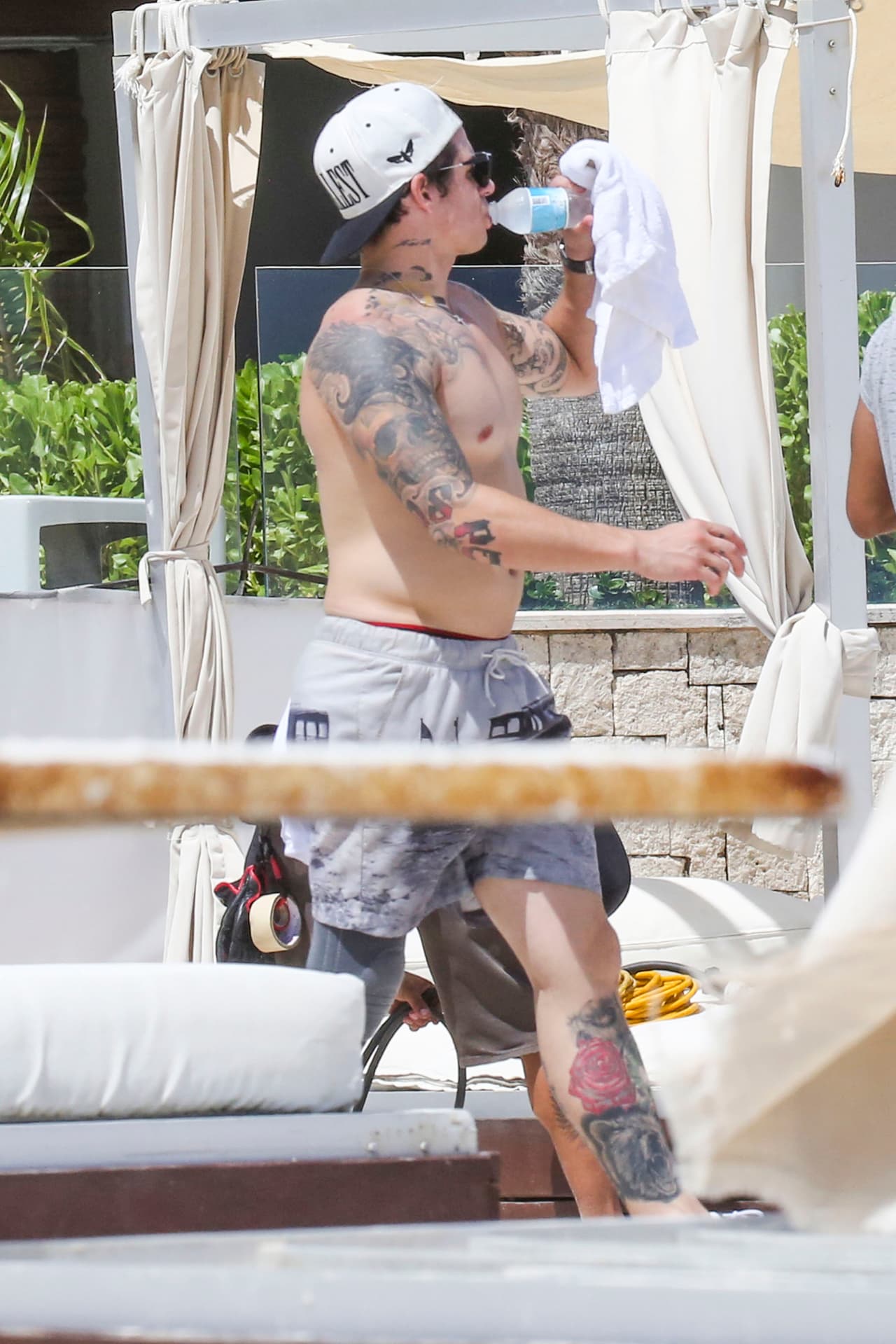 Tanto que Casper se quitó la camiseta.