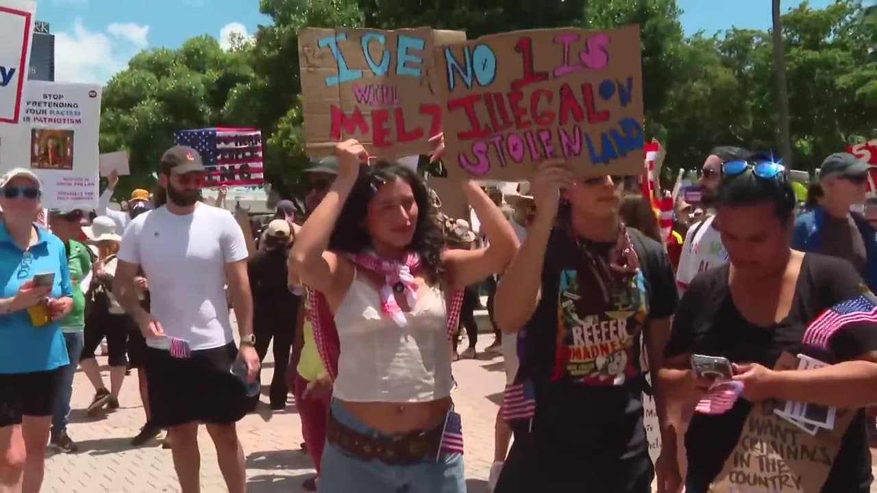 En Miami cientos de personas se congregaron en la plaza de la Antorcha de la Amistad, en el downtown de Miami para las protestas 'No Kings', que fueron convocadas por opositores a las políticas del presidente Donald Trump, incluyendo deportaciones masivas y operativas antiinmigrantes de ICE.