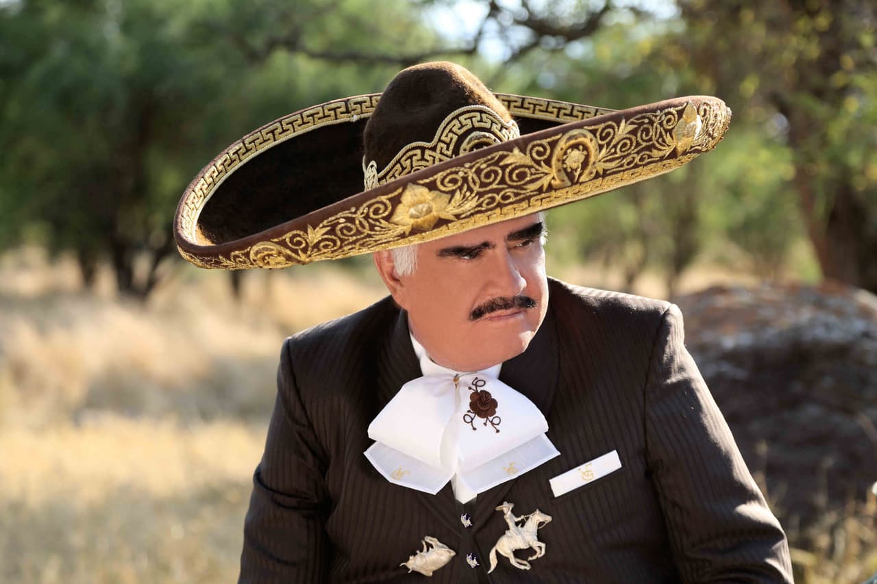 El legendario cantautor 
<b>Vicente Fernández</b>, ganador de 8 Latin GRAMMY, 3 GRAMMY y receptor del galardón especial Persona del año en 2002, se presentará en la gala que se transmitirá en vivo a partir de las 8PM (7C) por Univision. Don Vicente Fernández, de 79 años, 
<b><a href="https://www.univision.com/musica/regional-mexicano/ahora-que-se-retiro-vicente-fernandez-los-artistas-no-dejan-de-visitarlo-a-su-rancho-fotos">se retiró oficialmente de los escenarios en 2016</a></b>, pero desde 2008 no se presenta en vivo en televisión. El próximo 14 de noviembre, con motivo de la vigésima entrega del Latin GRAMMY, el llamado 'Charro de Huentitán' cantará junto a su hijo Alejandro Fernández y su nieto, Álex Fernández.