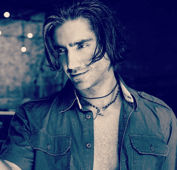 Desde sus inicios en la música, Alejandro Fernández se ha presentado con diferentes 'looks' para deleite de sus seguidoras.