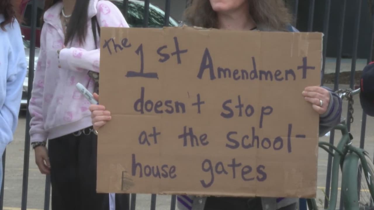 Papás de este distrito escolar dicen que suspendieron a sus hijos por una protesta contra las políticas migratorias