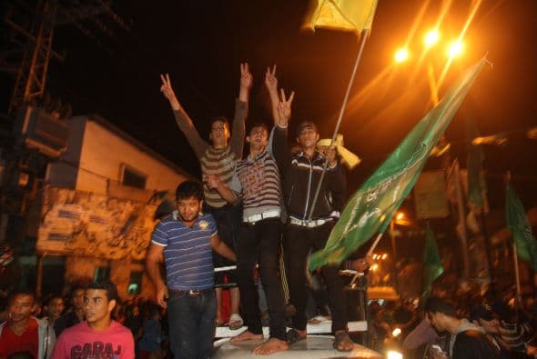 Grupos de milicianos salieron a las calles efectuando disparos al aire para celebrar el fin de la violencia.