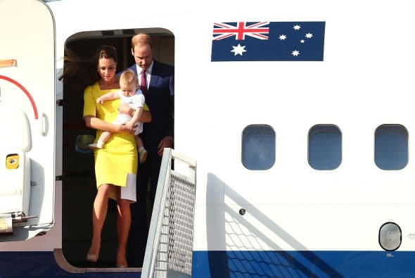 A su arribo a la capital australiana, Kate mostró un atuendo distinto y el pequeño George ya lucía más descansado.