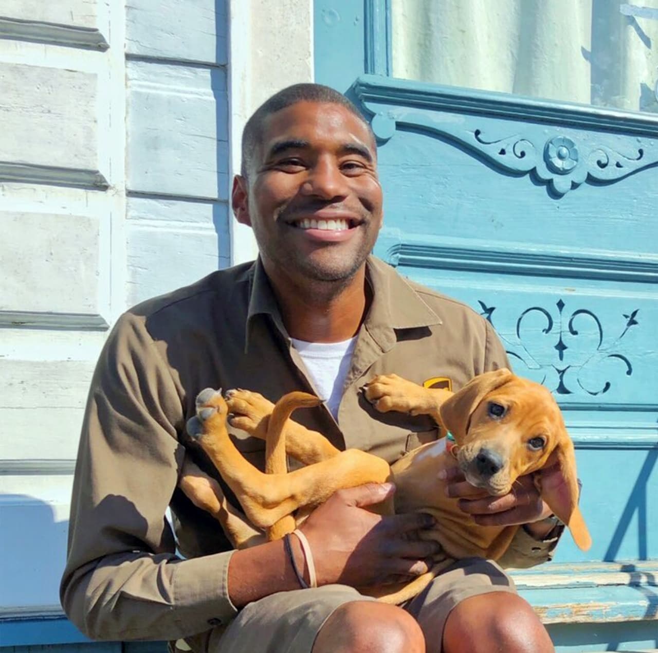 Además de perros, Hardesty publica fotografías que muestran la belleza de su ciudad, Nueva Orleans. Decenas de coloridas y antiguas casas con influencia caribeña y francesa también se pueden ver su cuenta de Instagram. En esta fotografía posa con la pequeña Josie.