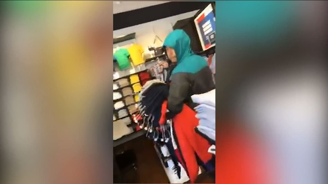 Grupo de ladrones sale caminando con $8,000 en mercancía de una tienda de diseñador 