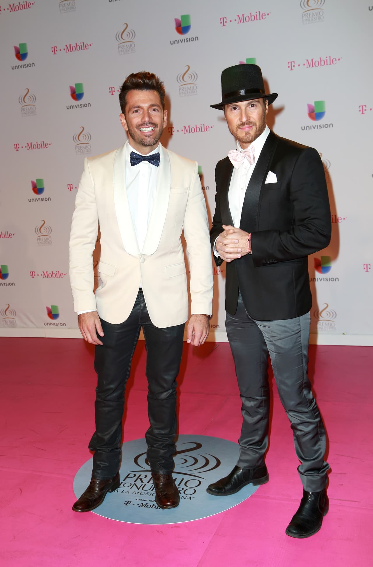 Actualmente, el cantante presume por todo lo alto el amor que tiene por el también cantante Santiago Garza, con quien lleva cinco años de relación.