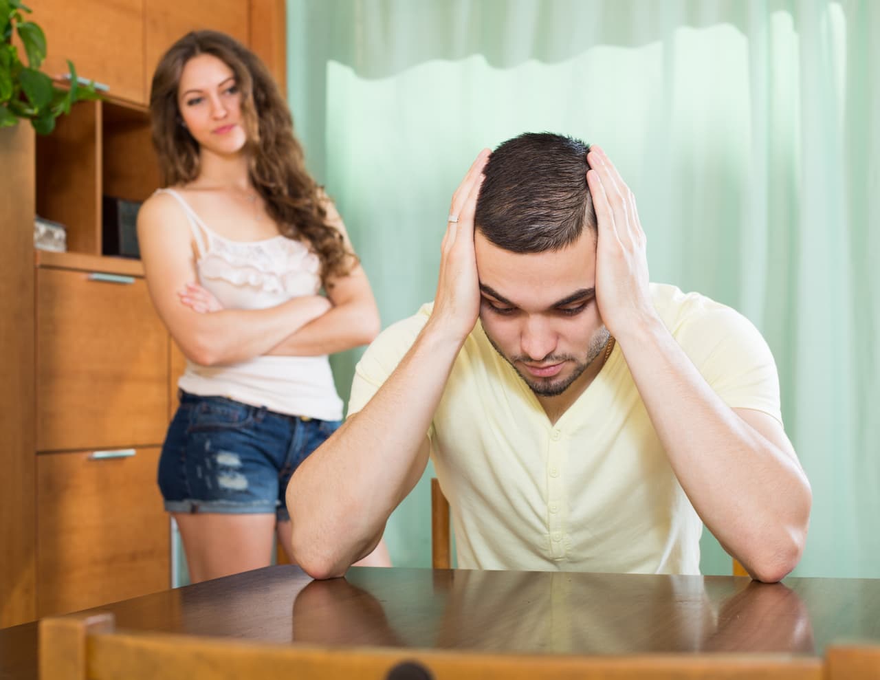 Hay muchos rituales como estos que te ayudan a disipar las malas energías, pero lo cierto es que la mejor solución es identificar a esas personas que te la están transmitiendo y alejarte de ellas, pues no están trayendo nada bueno a tu vida.