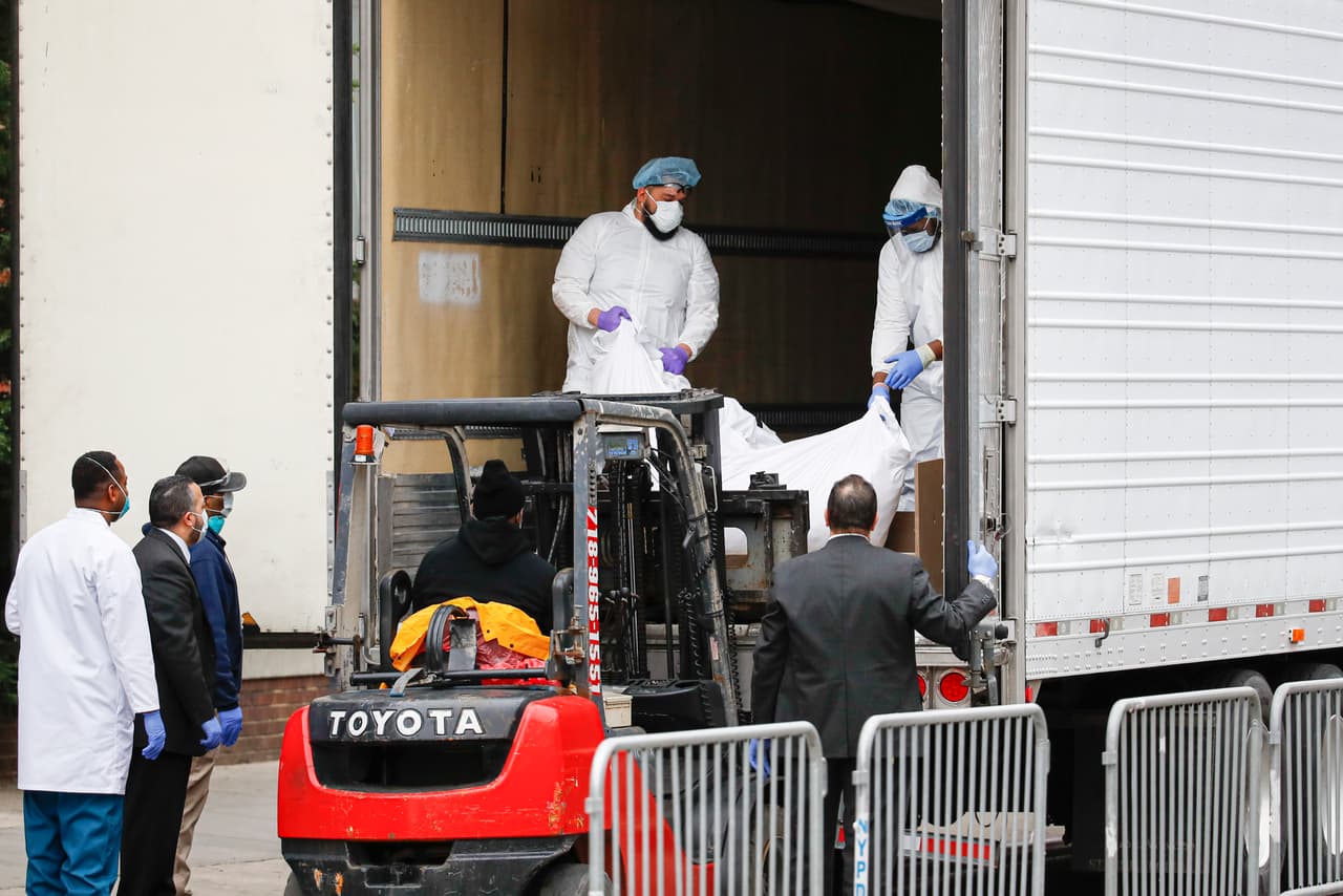 "Tiran los cadáveres como si fueran basura": piden más respeto para las víctimas mortales de coronavirus en Nueva York