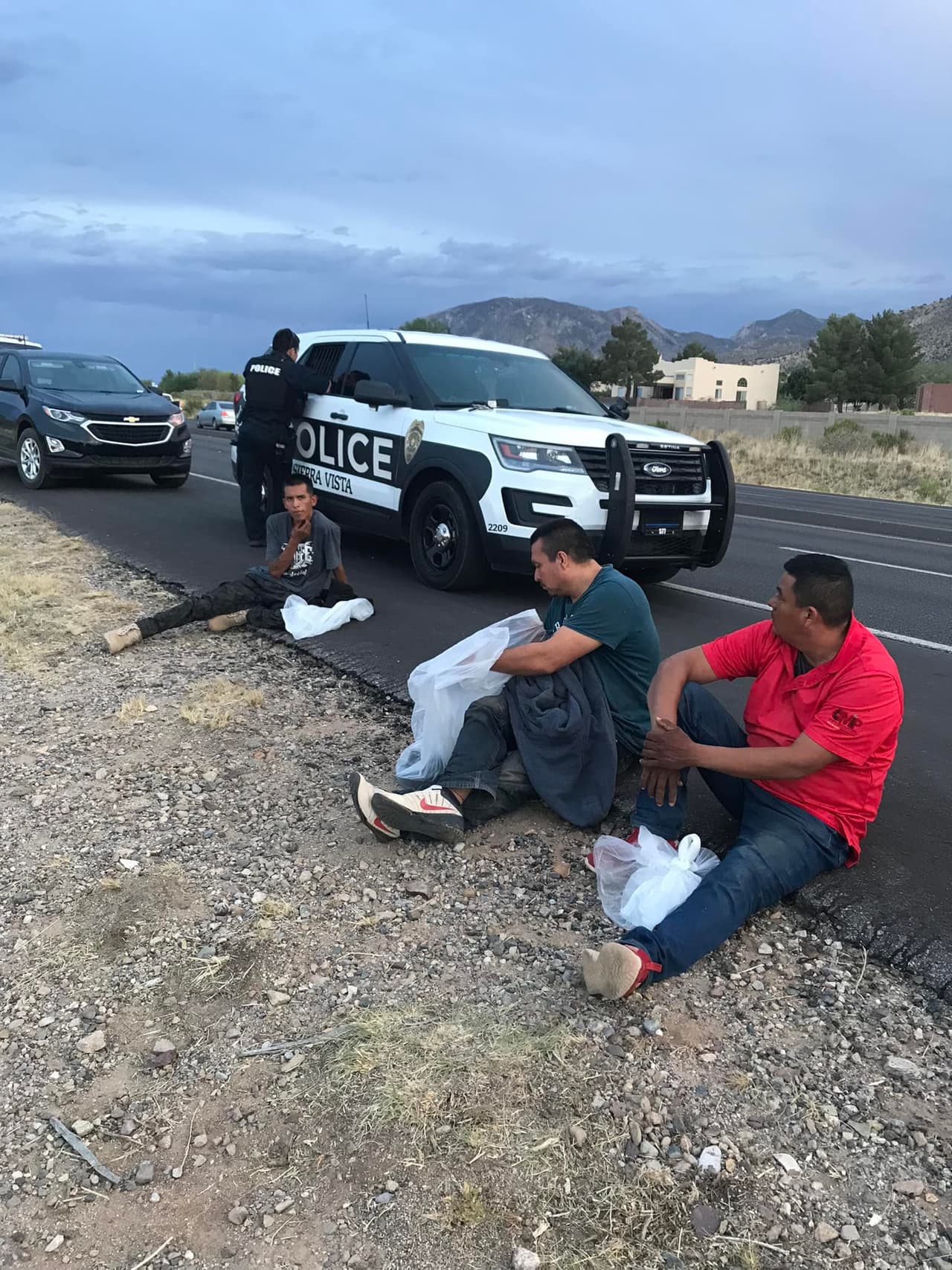 Una parada de tráfico en la autopista 92 y Miller Canyon condujo al arresto de un ciudadano estadounidense de 39 años, residente de Tucson, que transportaba a cuatro inmigrantes indocumentados. El conductor recibió una citación por posesión de drogas y los migrantes fueron entregados a la Patrulla Fronteriza.