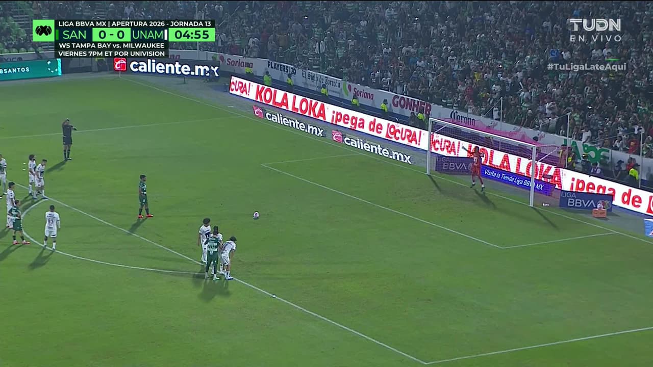 ¡GOL!  anota para Santos Laguna. Eduardo Aguirre