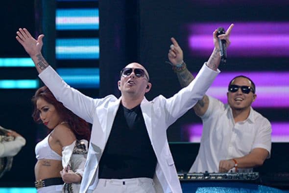 La fiesta comenzó con Pitbull y Gente de Zona.