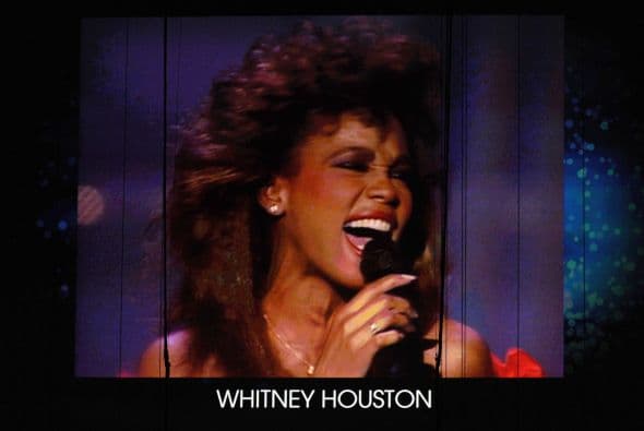 9- Whitney Houston. La muerte de la cantante en la cima de su carrera se atribuye a "Accidental drowning, due to atherosclerotic heart disease and cocaine use". Los informes de toxicología reflejaron gran presencia de cocaína antes de morir, así como niveles sub-terapeúticos de Benadryl, Flexeril y Xanax.