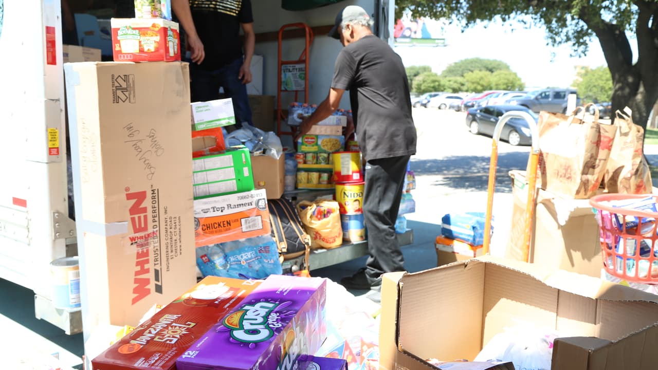 Así se cargo el camión con ayudas para los damnificados en Houston por radioescuchas y 'El Bueno, La Mala y El Feo'.