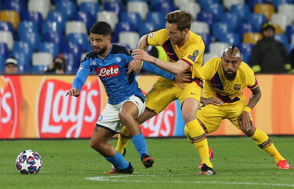 Rakitik lucha con Insigne por el balón, pero la pelota es del napolitano que se adueña de ella y no la suelta.