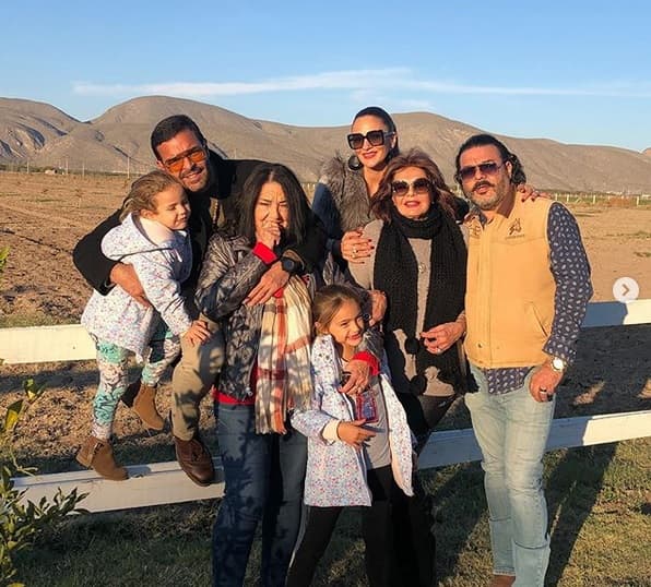 Valoró que la cantante sea "una chava muy trabajadora" y aseguró que la actriz de
<b><a href="https://www.univision.com/shows/por-ella-soy-eva" target="_blank">Por Ella Soy Eva</a></b>
<b>"siempre va a estar" </b>a su lado.
<br>