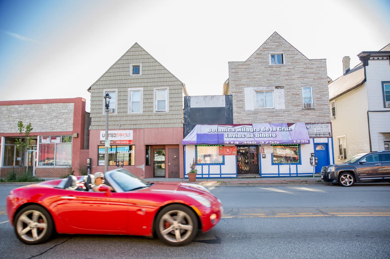 Después de los mexicanos, los puertorriqueños son la segunda mayor comunidad de origen hispano. Algunos llegaron después de que el huracán María golpeara a la isla. En la foto, dos negocios latinos: una agencia que ofrece trabajos junto a un negocio de botánica desde donde se pueden hacer envíos de dinero internacionales.