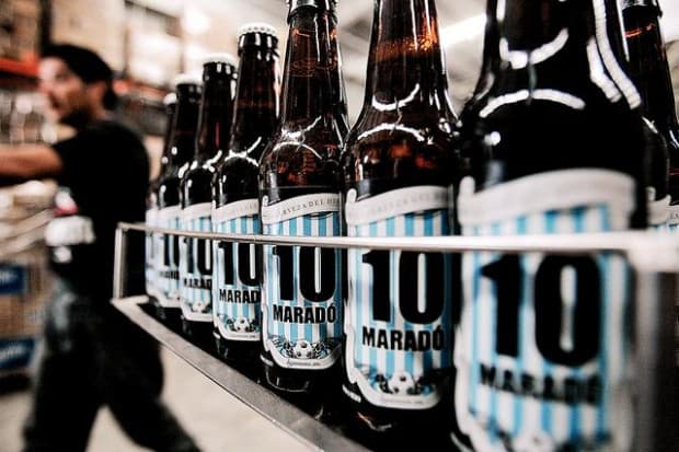 Existe una cerveza en honor a Diego Armando Maradona, que es de procedencia mexicana, llamada ’10 Maradó’.