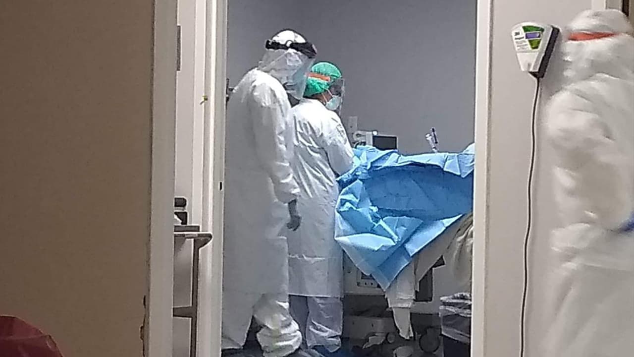 “Ni siquiera le pude decir adiós a mi esposo cuando llegué la segunda vez al hospital, me llevaron en silla de ruedas, mi oxigeno estaba bajando y en 30 minutos me mandaron al Centro Médico Memorial Hermann en ambulancia, me metieron a cuidados intensivos y mi cuerpo ya no funcionaba de la cintura para abajo”, indicó la mujer.