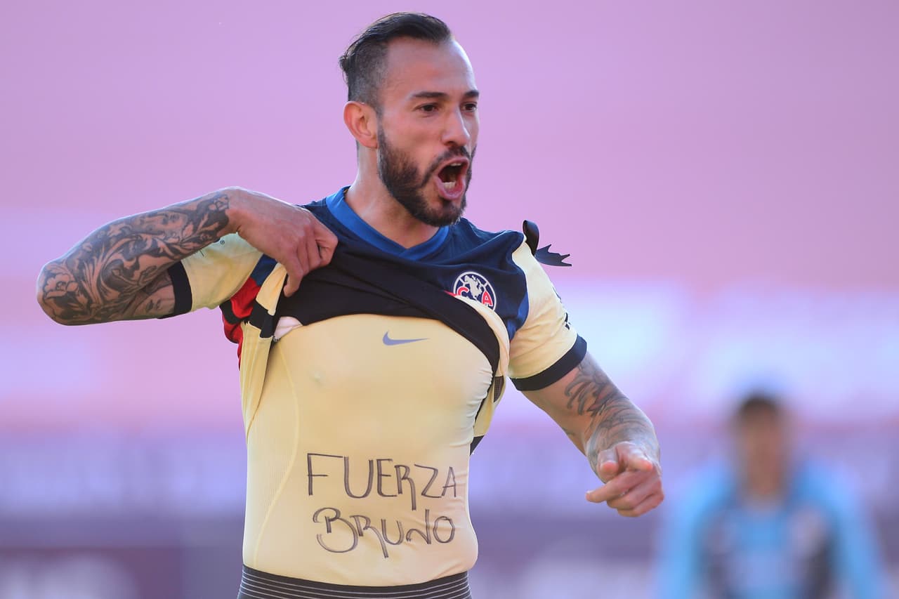 Aguilera enviando un mensaje en su playera tras anotar gol.