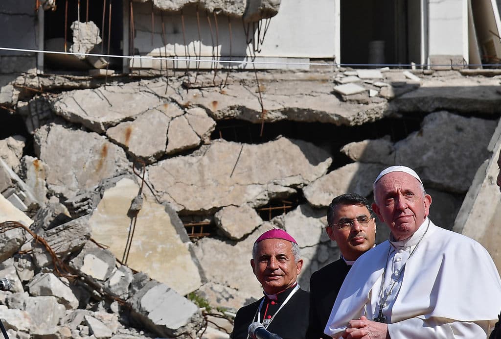 El Papa se reunió con sus fieles en una plaza entre las ruinas que ha dejado la guerra, acompañado por el Orzobispo católico caldeo de Mosul Najib Michaeel Moussa.