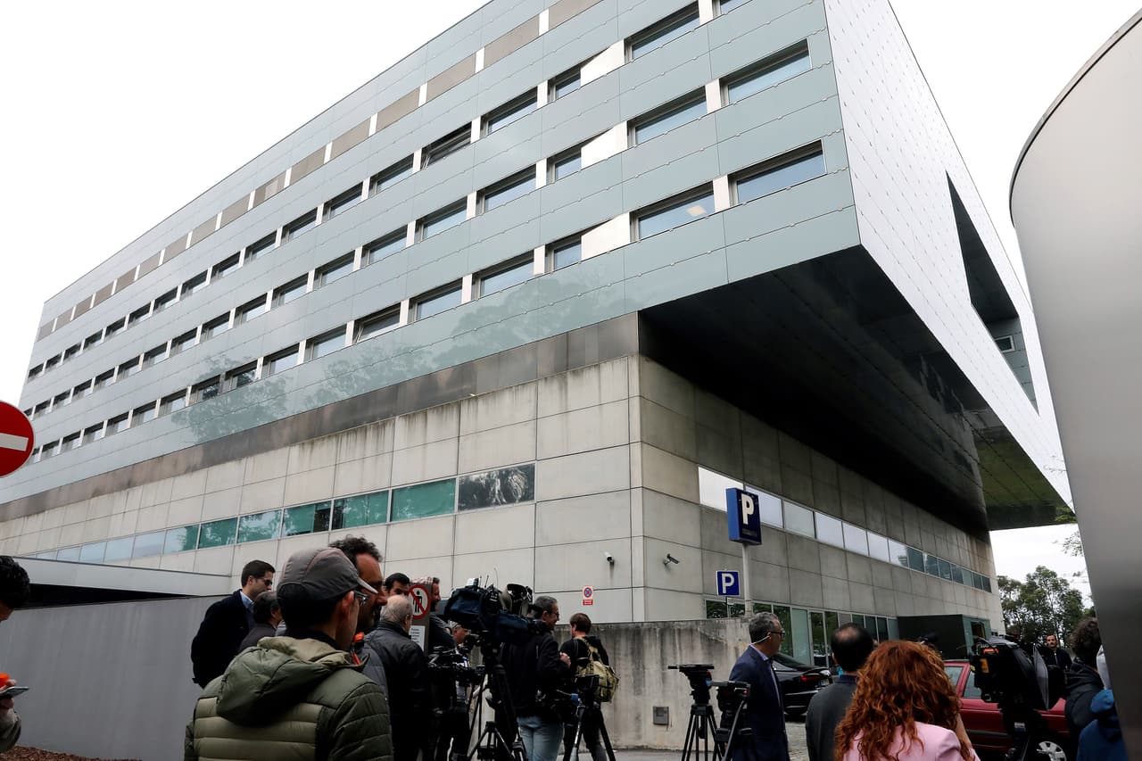 Una veintena de cámaras, la mayoría de medios españoles y portugueses, se instalaron en la entrada del hospital.