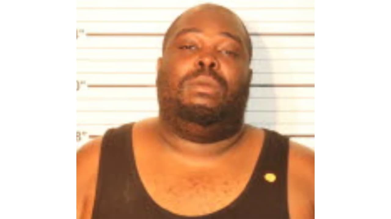 Un hombre es acusado de asesinar al hijo adolescente de su novia tras discutir por una deuda de $5