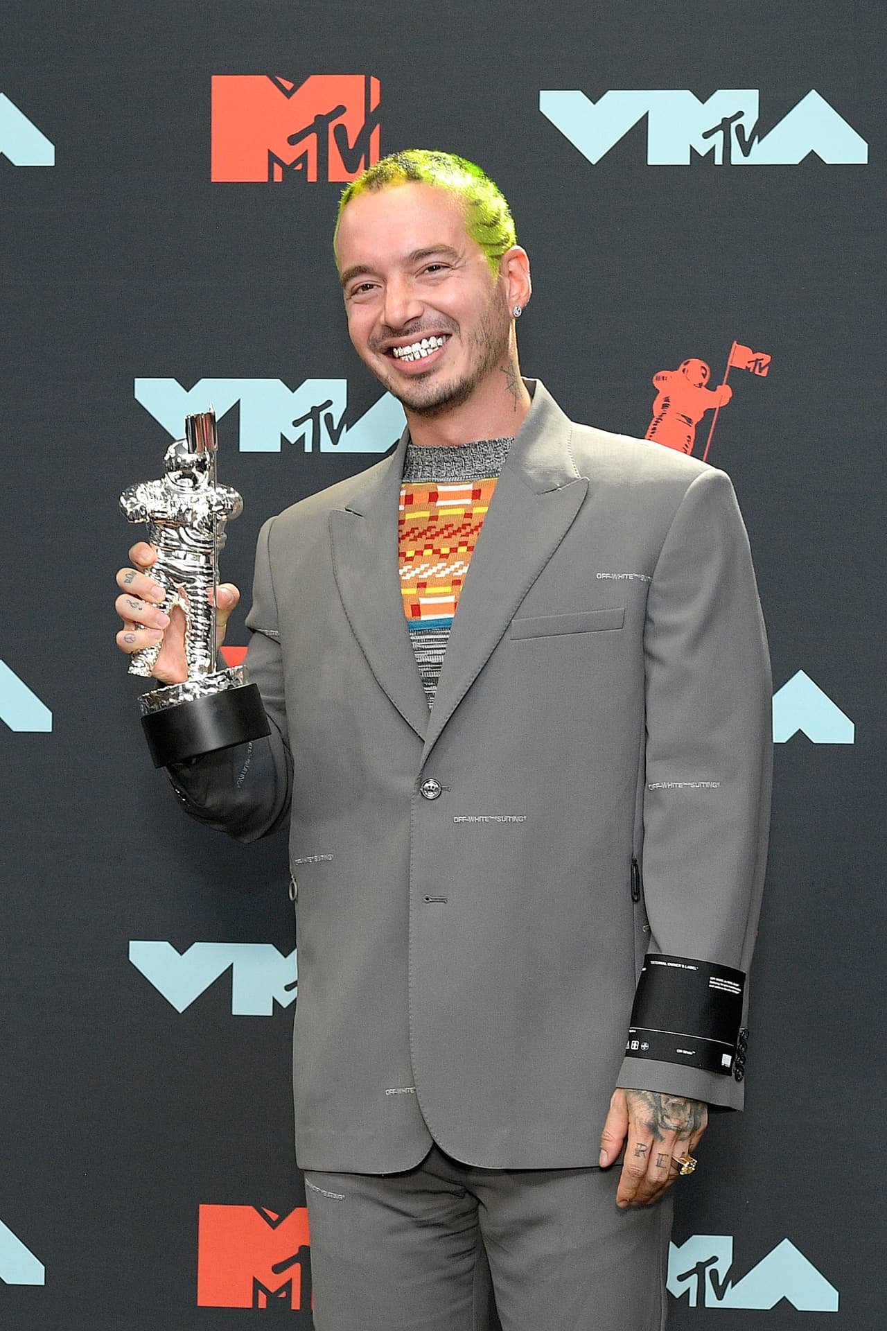 Aún así, en mayo de 2018, Syntek continuó recibiendo críticas. Por aquellas fechas, J Balvin publicó el siguiente mensaje en su cuenta de Instagram: "¡Necesitas cariño, afecto y mucho amor! Aleks Syntek, como latino por favor no pelees, 
<b><a href="https://www.univision.com/musica/regional-mexicano/asi-le-respondio-j-balvin-a-aleks-syntek-tras-llamar-musica-pornografica-al-reggaeton" target="_blank">solo acepta las diferencias</a></b>. Eleva tu conciencia lo que llamamos tolerancia. Vamos a enviarle abrazos", escribió el reggaetonero en una publicación que al día de hoy ya no está disponible.