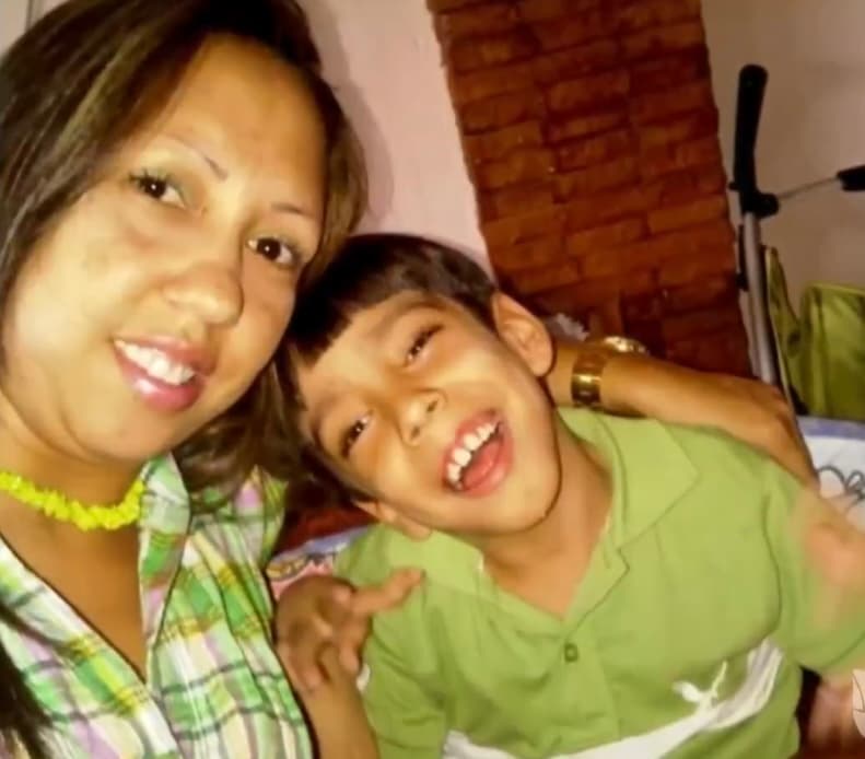 “Él es feliz y siempre está con una sonrisa. Se siente libre y yo no soy nadie para cortarle las alas”, dice Hernández sobre su pequeño. Para poder ayudar a este joven que anhela con una vida digna, 
<a href="https://www.gofundme.com/f/aydame-a-recuperarme" target="_blank">la familia ha creado esta cuenta en GoFundMe </a>para recaudar todo el dinero posible para lograr este sueño. 
<br>