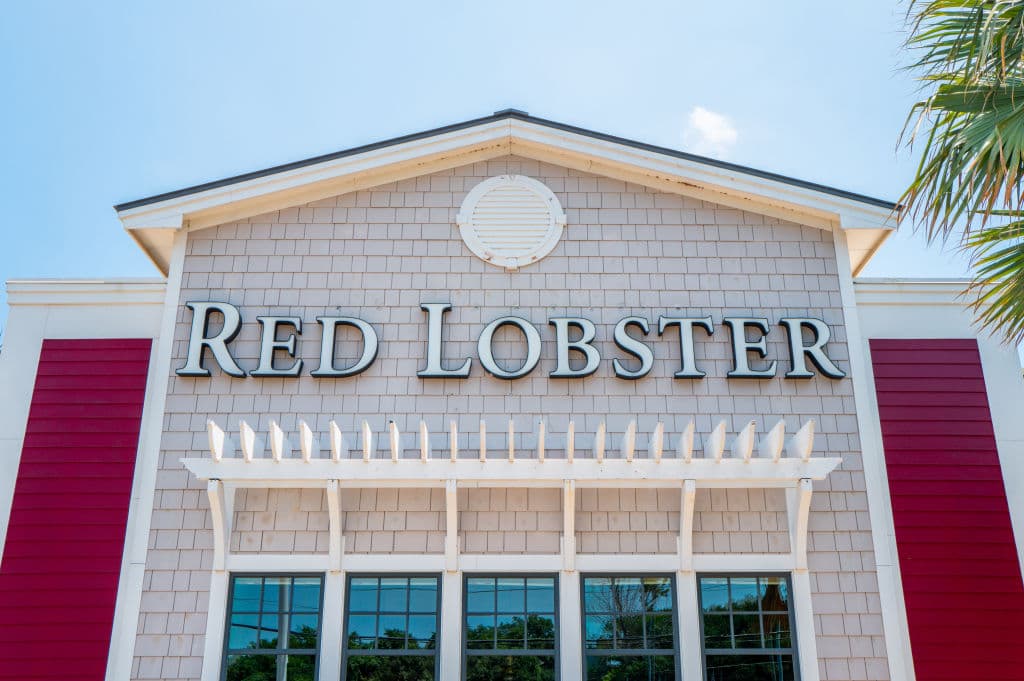 Florida, que vio a 
<b><a href="https://www.univision.com/noticias/estados-unidos/camarones-sin-fin-red-lobster-bancarrota" target="_blank">Red Lobster</a></b> crecer y multiplicarse desde el 1968, encabeza el listado de estados con más establecimientos 
<b>cerrados por la quiebra</b> de la cadena de restaurantes. Le siguen 
<b>Nueva York</b>, 
<b>Texas</b> y 
<b>California</b>, entre los más impactados por la crisis financiera que llevó a reestructurar el negocio.
