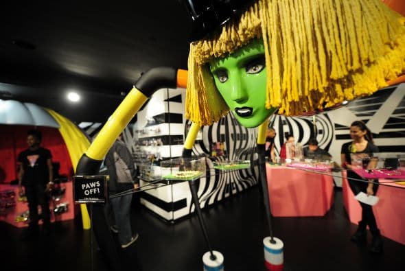 La estrella asistió el lunes al lugar y cortó la cinta que rodeaba el espacio de venta de 500 m2 que ella misma ayudó a concebir y que estará abierto hasta el 2 de enero.