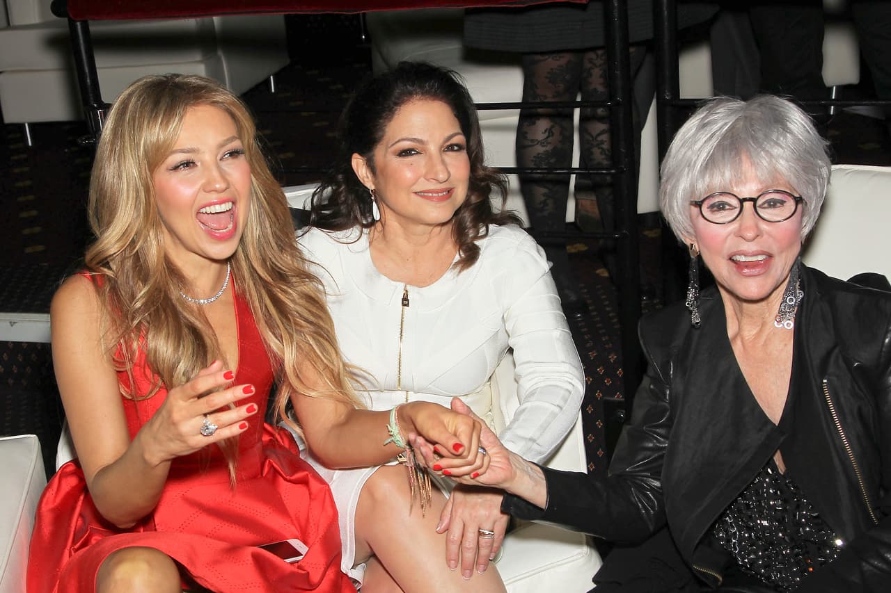 Con quienes compartió mesa y estuvo divirtiéndose toda la noche,