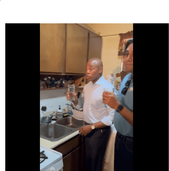 Alcalde de Nueva York dice que es seguro beber agua en Jacob Riis Houses 