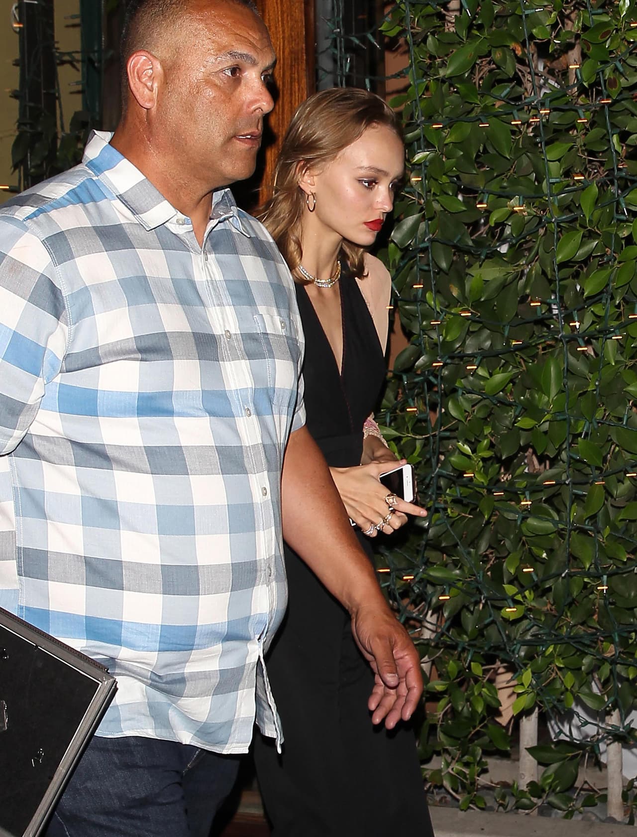 Atrás venía la modelo, Lily-Rose.