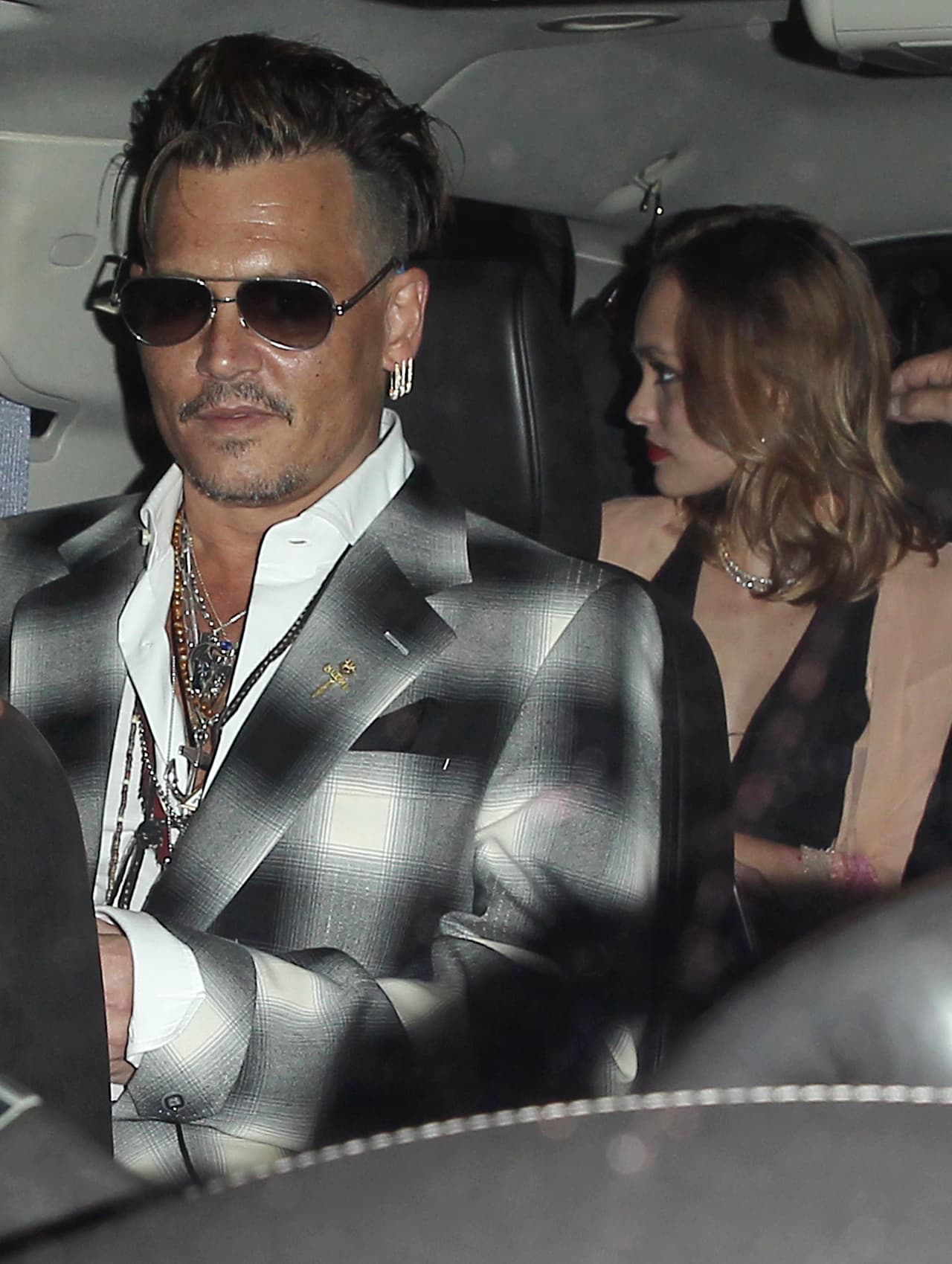 Sus hijos en el asiento trasero de la camioneta.