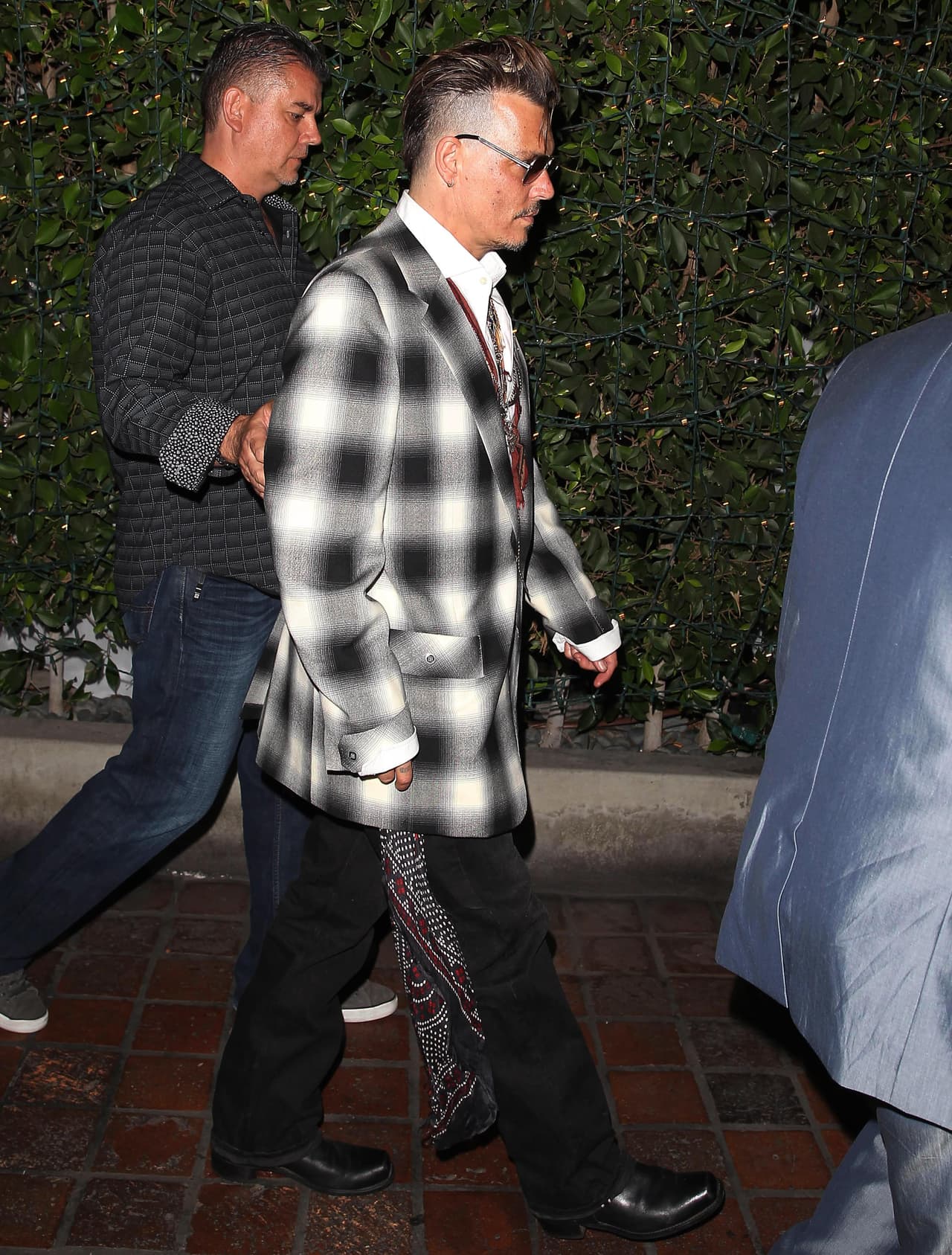 Como recordarás, Amber lo acusa de violencia doméstica.