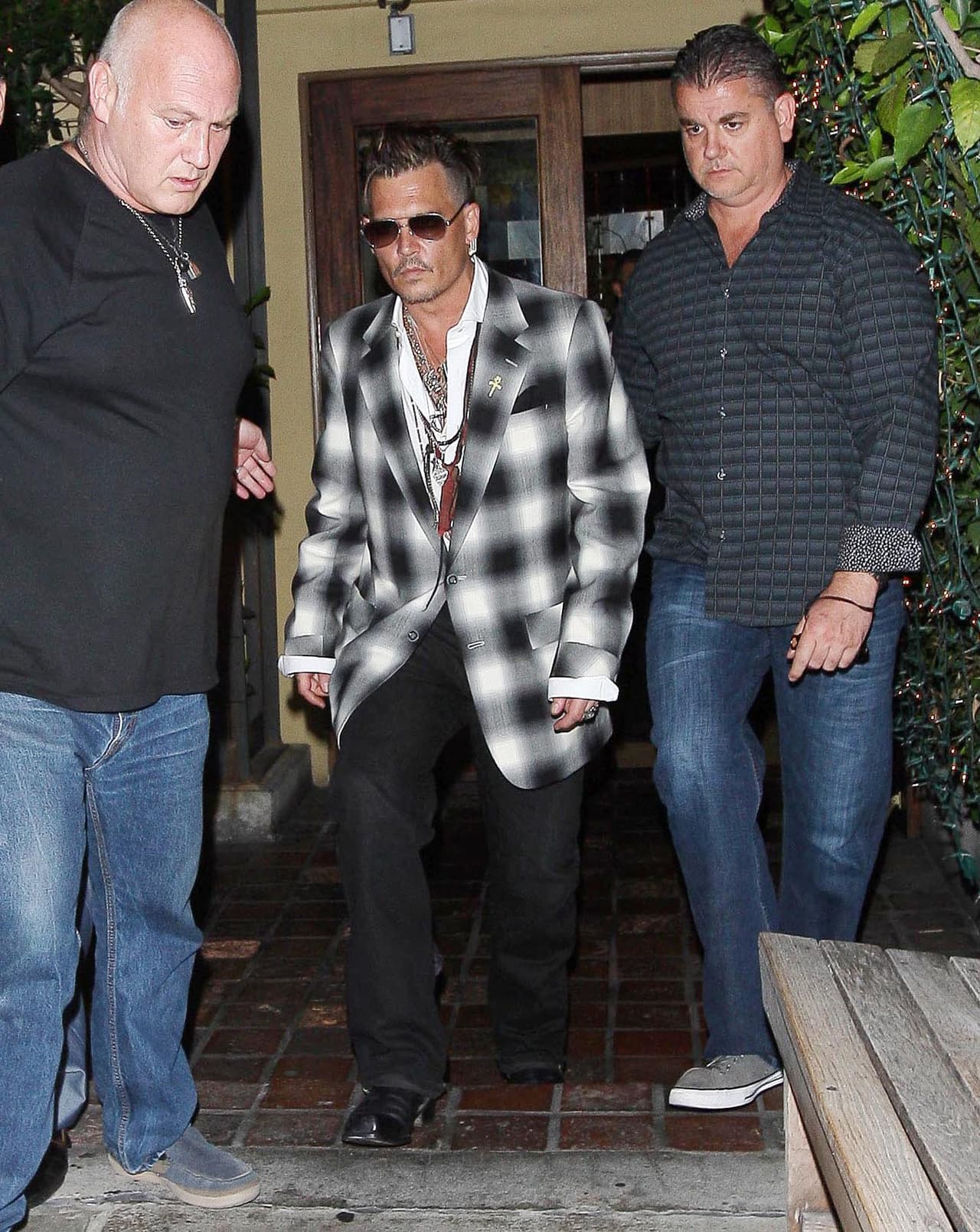 Se ha dejado ver entre el escándalo que tiene con su aún esposa, Amber Heard.