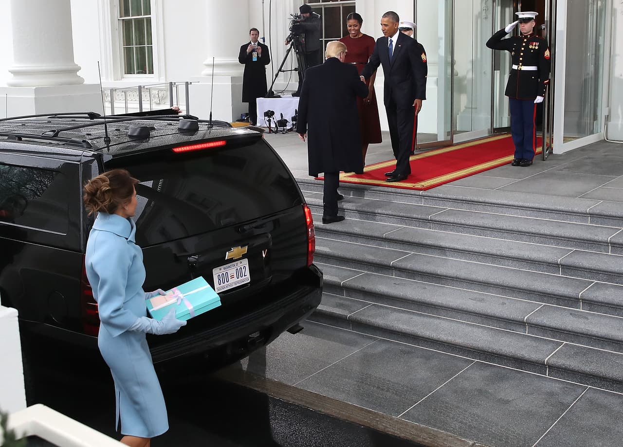 Donald y Melania Trump suben las escaleras de la Casa Blanca para tomar el té con los Obama antes de los actos de toma de posesión. Melania llevó un regalo a Michelle, una caja que se asemeja mucho a las de la joyería Tyffany de Nueva York y que Michelle no supo donde colocar protagonizando 
<a href="http://www.univision.com/noticias/el-momento-incomodo-en-el-que-melania-trump-le-entrega-un-regalo-a-michelle-obama-video">el momento raro del encuentro</a>.