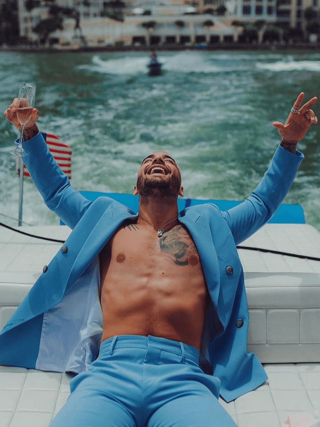 Sus excéntricos lujos que van desde una avioneta privada, automóviles de lujo y ropa con diseños exclusivos de marcas como Dolce & Gabbana, Calvin Klein y Nike entre otras.