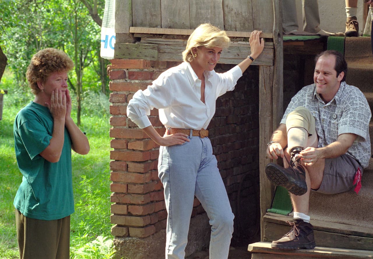 Diana visita a sobrevivientes bosnios de minas antipersonales en 1997.
<br>
<br>
<b>Nadie sabe cuántas minas hay en todo el mundo.</b> Países del norte y centro de África están plagados de campos minados.
<b> En Asia, <a href="https://www.univision.com/noticias/un-ano-de-la-toma-de-poder-de-los-talibanes-en-afganistan-como-ha-cambiado-la-situacion-del-pais-en-este-tiempo-video">Afganistán tiene un grave problema de campos infectados de estos explosivos</a> debido al conflicto entre talibanes y fuerzas afganas que se extendió 20 años. </b>
<br>
<br>Mientras, en América Latina, en El Salvador, Honduras y Guatemala también trabajan grupos para desminar zonas aunque el país con mayor incidencia de minas en este lado del mundo ha sido 
<a href="https://www.univision.com/temas/colombia">Colombia.</a>