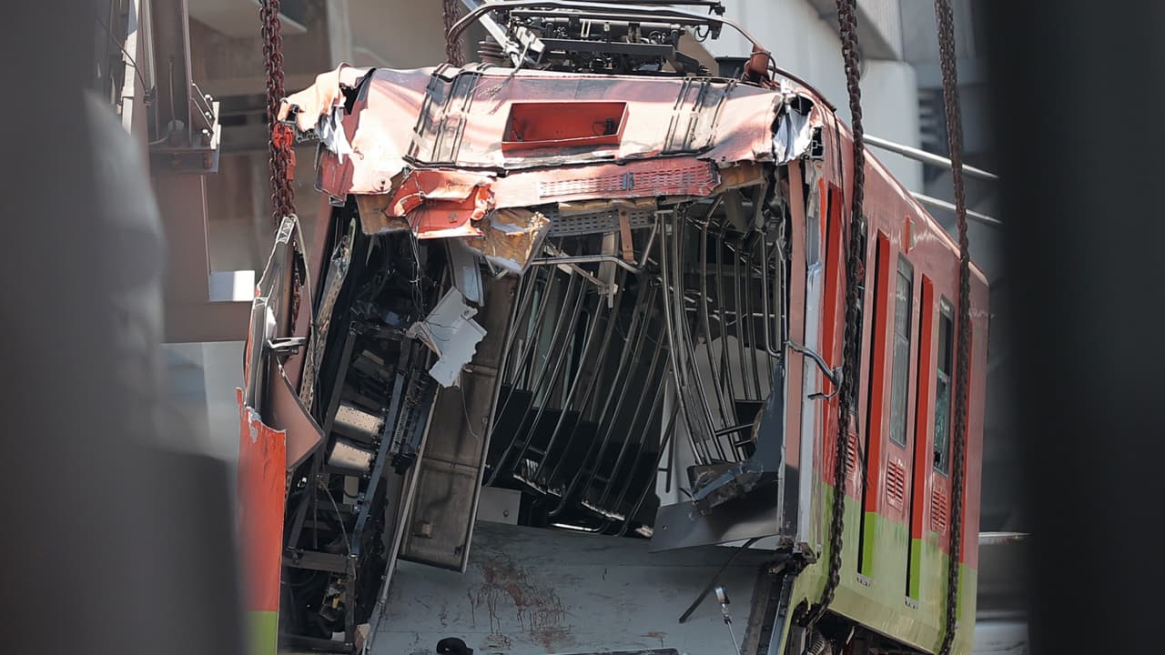 El desplome de dos vagones de la Línea 12 del metro ocurrió a las 10:22 pm. "No se va a ocultar absolutamente nada. El pueblo de México tiene que conocer toda la verdad", dijo el presidente Andrés Manuel López Obrador en su conferencia de prensa diaria. 
<br>
<br>Por su parte, la jefa de Gobierno de Ciudad de México, Claudia Sheinbaum, dijo que buscan a una empresa internacional experta para que haga un peritaje técnico. Hasta el momento se reportan al menos 24 muertos y 79 heridos. 
<b><a href="https://www.univision.com/noticias/sucesos/desploma-puente-estacion-metro-de-la-ciudad-de-mexico">Más información aquí</a></b>.
