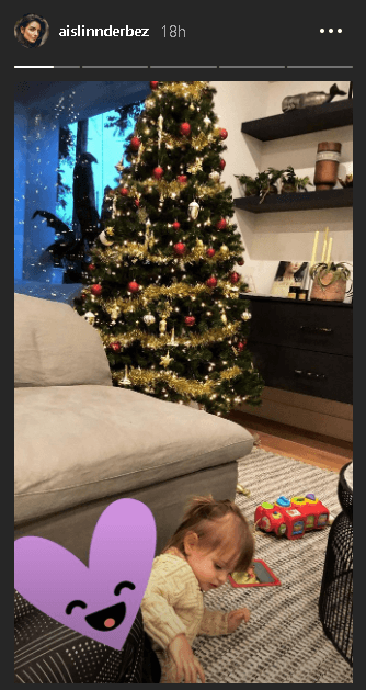 Aislinn Derbez ya también tiene un árbol de Navidad en casa y con esta foto en las historias de
<b><a href="https://www.instagram.com/aislinnderbez/?hl=en" target="_blank">Instagram</a></b> lo mostró a sus más de 8 millones de seguidores.