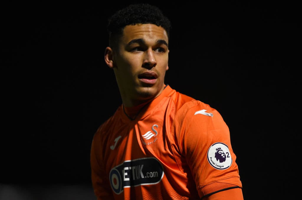 Ben Cabango, Swansea. A pesar de estar en la periferia de su equipo, su físico y el cuerpo atlético han llamado la atención de equipos como el Bayer Leverkusen y Wolfsburg, sin embargo este chico ha jugado con Swansea desde los 14 hasta hoy en día.