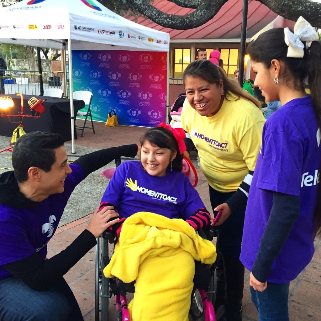 Alejandro Chabán: "Es momento de regalar sonrisas @teletonusa #teleton2015".